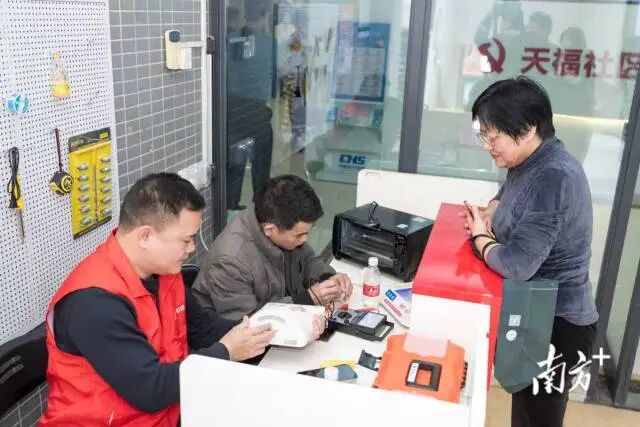 天福社区前期试点效果显著,居民在家门口就可以享受维修服务。 受访者供图