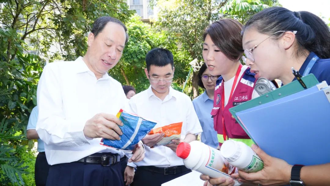 陈岸明“四不两直”督导检查基层一线基孔肯雅热疫情防控工作